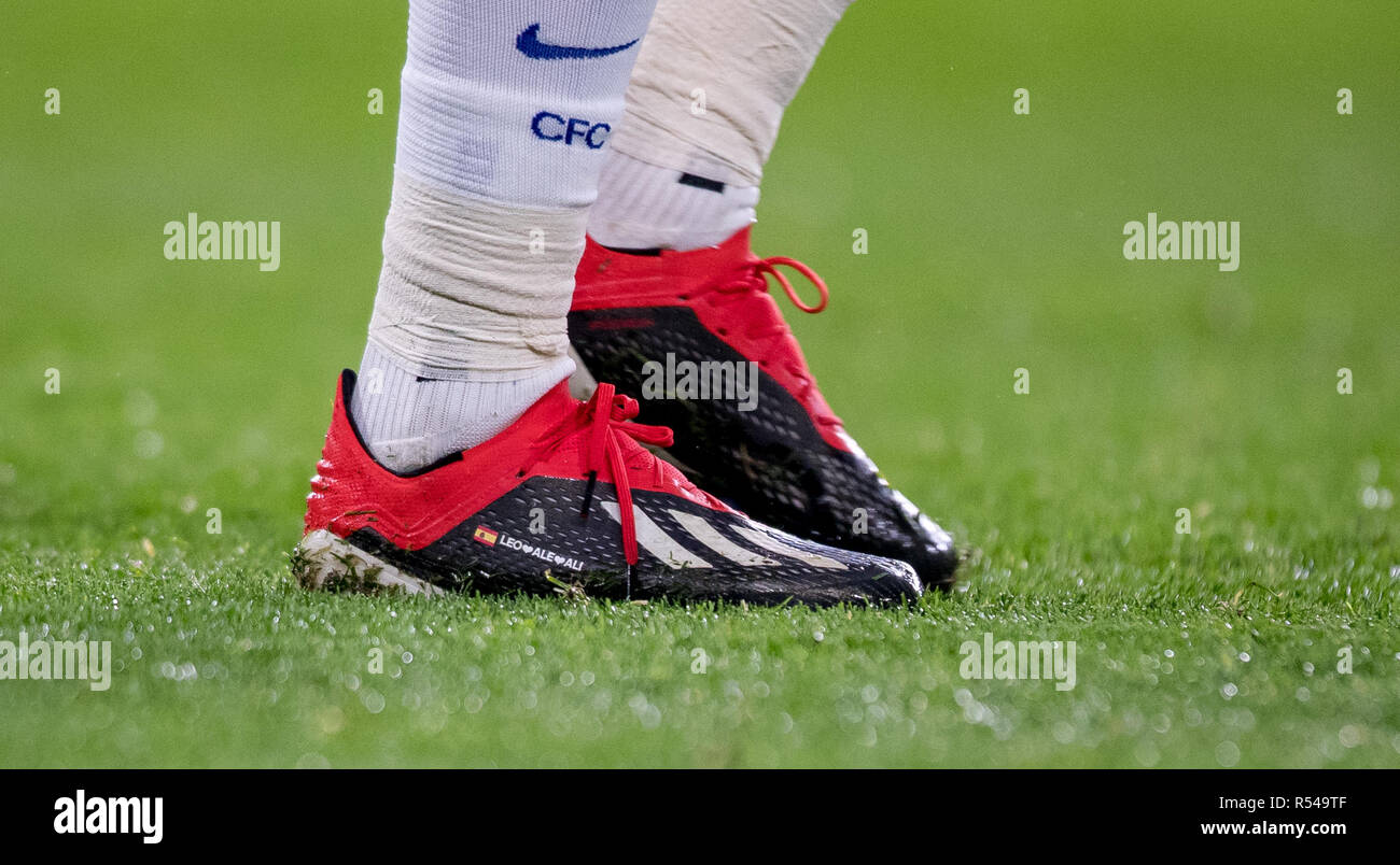 Londres, Reino Unido. 29 Nov, 2018. Las botas de fútbol de adidas çlvaro  Morata de Chelsea, mostrando la bandera de España, LEO ALE ALI en la UEFA  Europa League entre el Chelsea