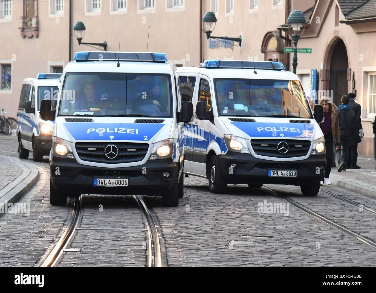 Coches de policía en Freiburg,Nov. 17, 2018 | Uso en todo el mundo Foto de stock