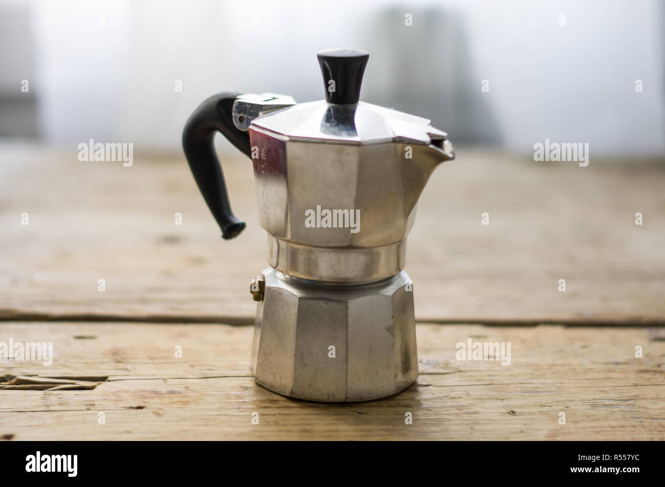 Cafetera italiana tradicional en el fondo de madera con taza de porcelana,  platillo, dulces y el azúcar en el fondo del tazón de Fotografía de stock -  Alamy