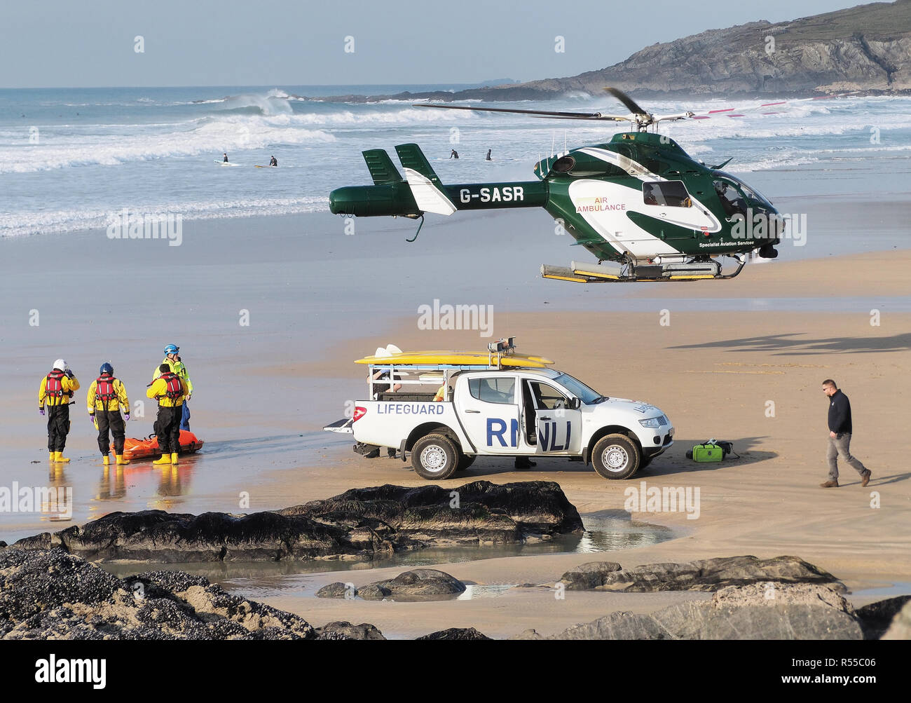 RNLI recupera el cadáver de Dylan Henty en Fistral Bay Newquay Cornwall UK Foto de stock