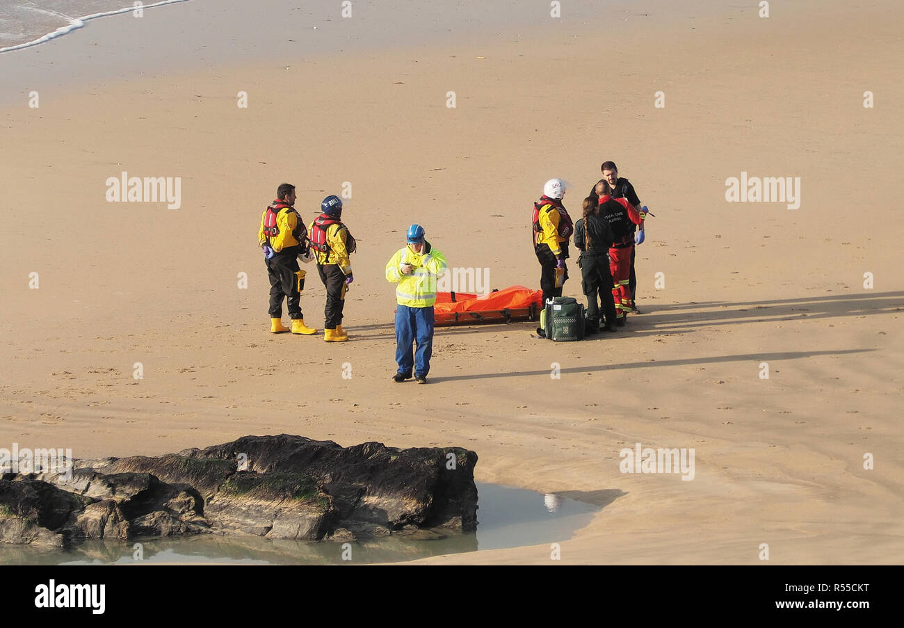 RNLI recupera el cadáver de Dylan Henty en Fistral Bay Newquay Cornwall UK Foto de stock