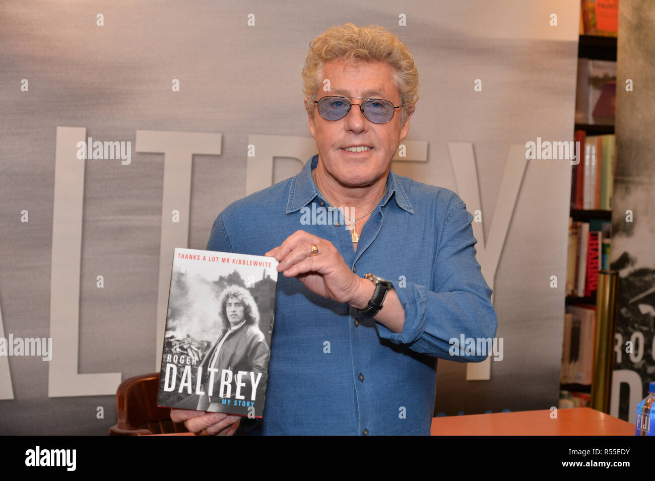 Roger Daltrey signos de ejemplares de su nuevo libro "Muchas gracias Sr. Kibblewhite' en Barnes & Noble, la Quinta Avenida el 26 de octubre de 2018, en la Ciudad de Nueva York. Foto de stock