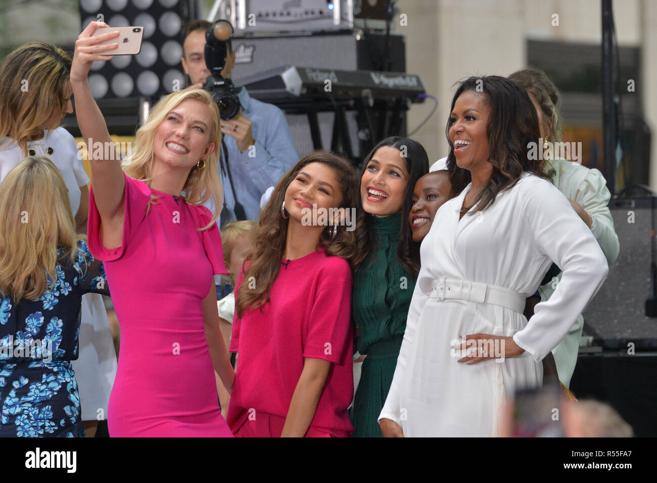 Karlie Kloss, Zendaya, Freida Pinto y Michelle Obama asista a NBC de 'hoy' celebra el Día Internacional de La Niña en el Rockefeller Plaza en Octob Foto de stock