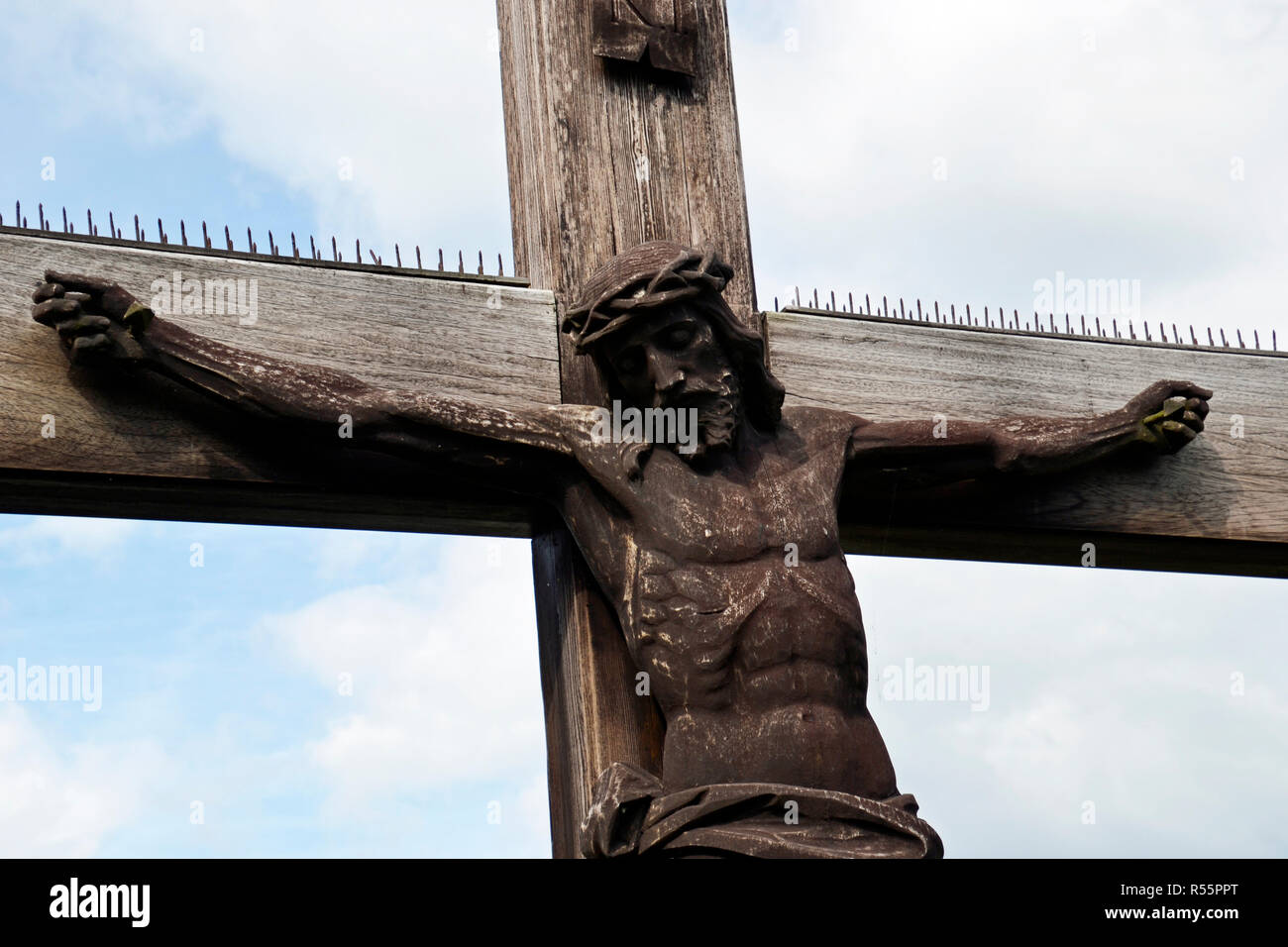 Tamaño de la vida crucifijo de 'Calvario' en Caldey Island, cerca) Tenby, Wales, REINO UNIDO Foto de stock