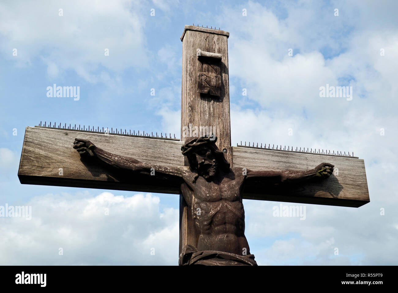 Tamaño de la vida crucifijo de 'Calvario' en Caldey Island, cerca) Tenby, Wales, REINO UNIDO Foto de stock