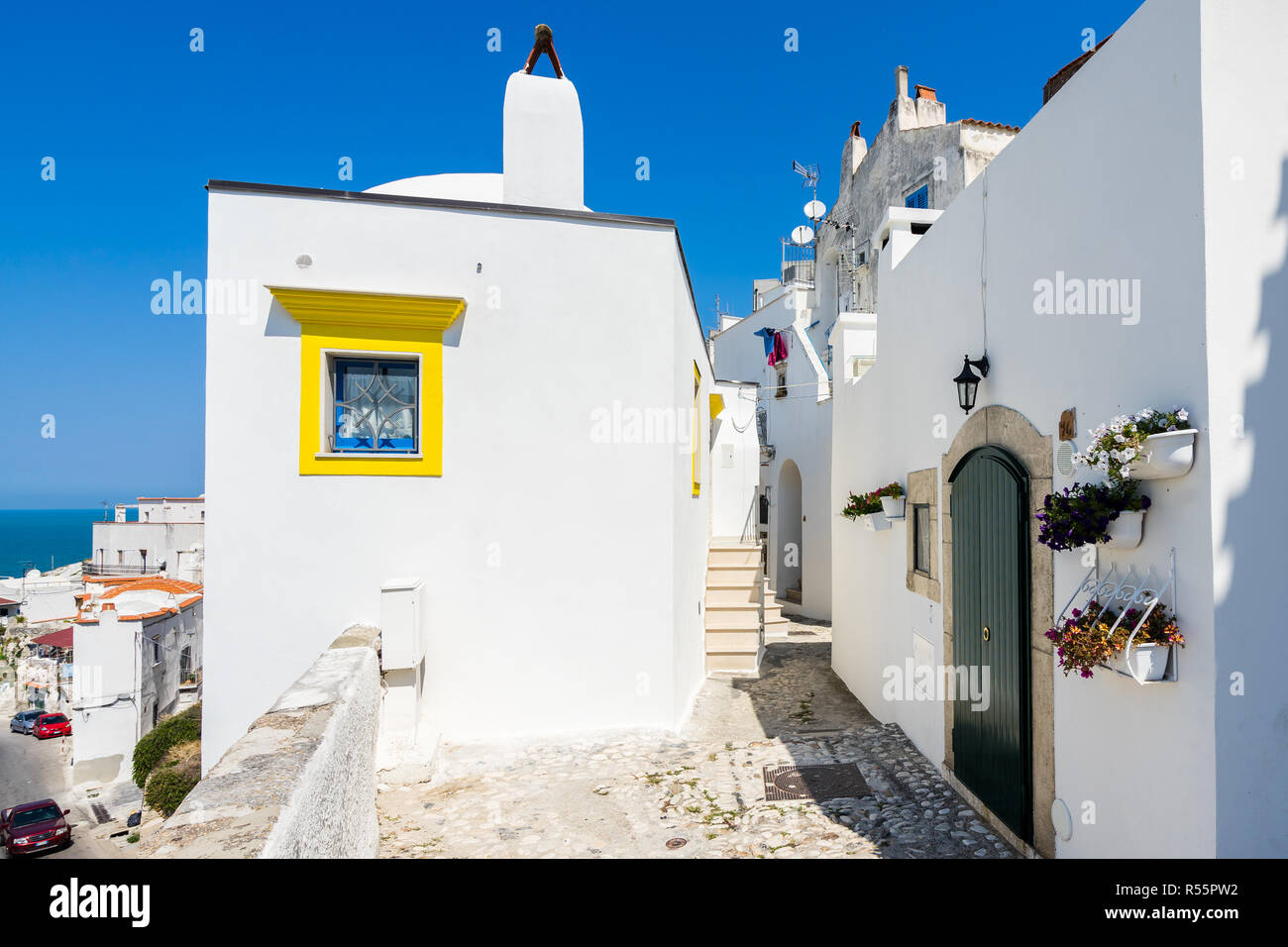 Coloridas casas en Peschici, una famosa ciudad en Apulia (Sur de Italia) para vacaciones de verano Foto de stock