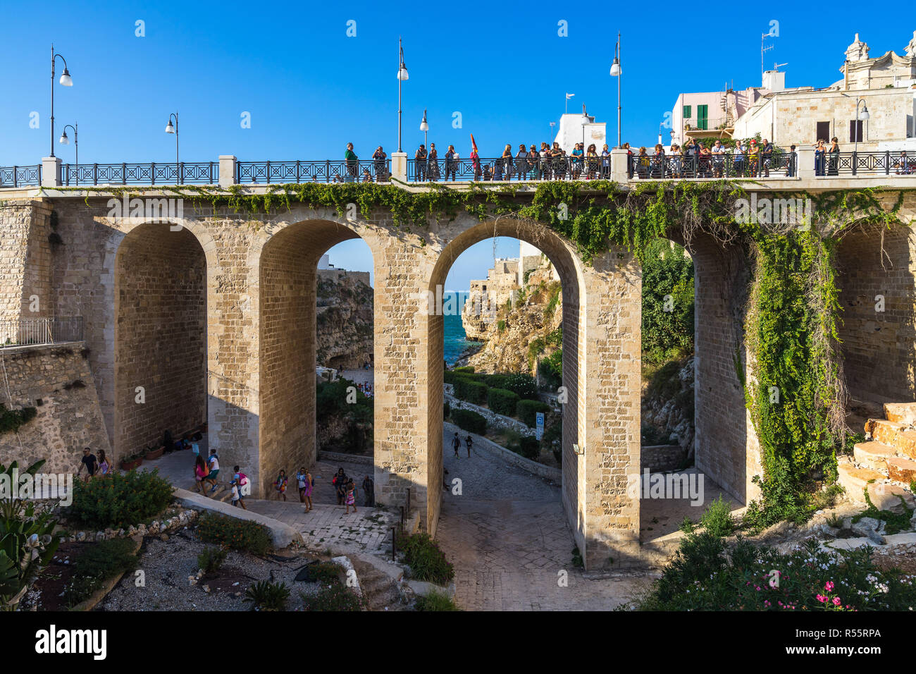 Puente sobre el famoso Lama Monachile playa. Polignano a Mare, Puglia, Italia, agosto de 2017 Foto de stock