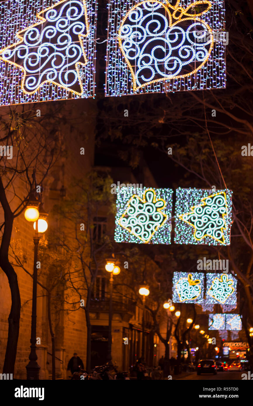 Calle decorada con luces LED en época de Navidad, Valencia, España  Fotografía de stock - Alamy