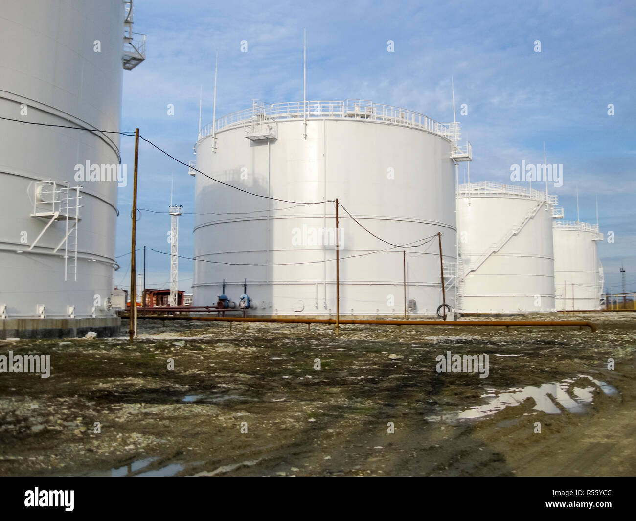 Los tanques de almacenamiento de productos petrolíferos Fotografía de stock  - Alamy