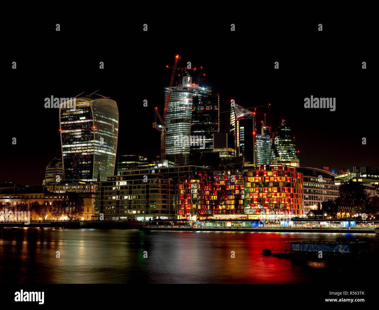 Ciudad de Londres por la noche, uno de los principales centros de las finanzas mundiales. Esta vista incluye 42 Torre pepinillo,Willis, Edificio Torre de la Bolsa Foto de stock