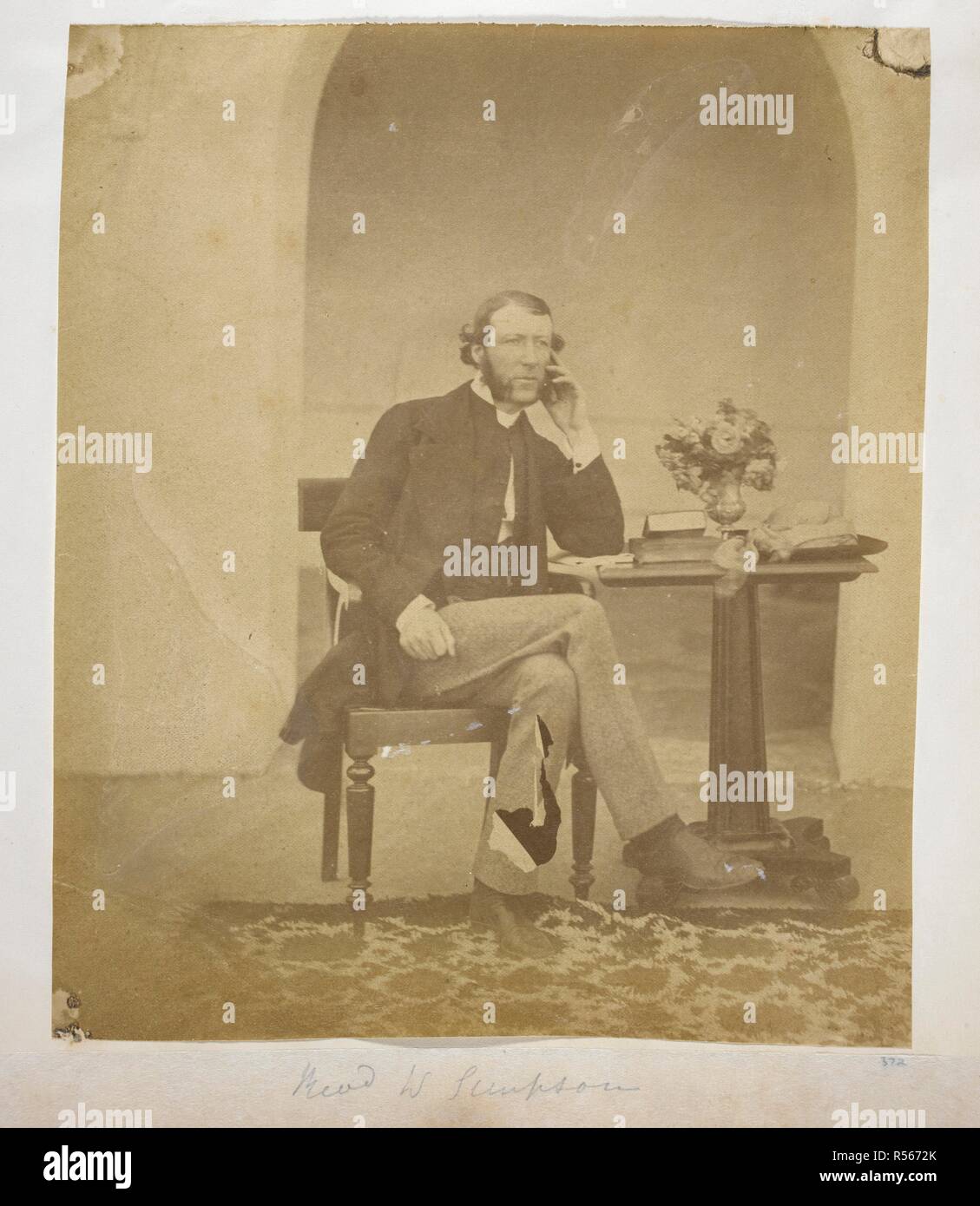 Un retrato de cuerpo entero de el Reverendo William Simpson (1828-1902),  Capellán de la Iglesia de San Jorge, Agra y fotógrafo aficionado que  contribuyeron a H.H. Cole Ilustraciones de edificios cerca de