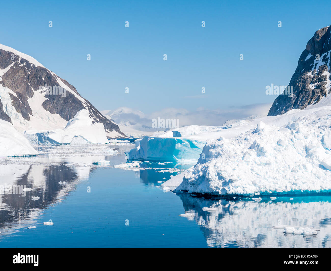 Canal de Errera con icebergs y témpanos de hielo flotante en un día soleado de verano antártico, la Antártida Foto de stock