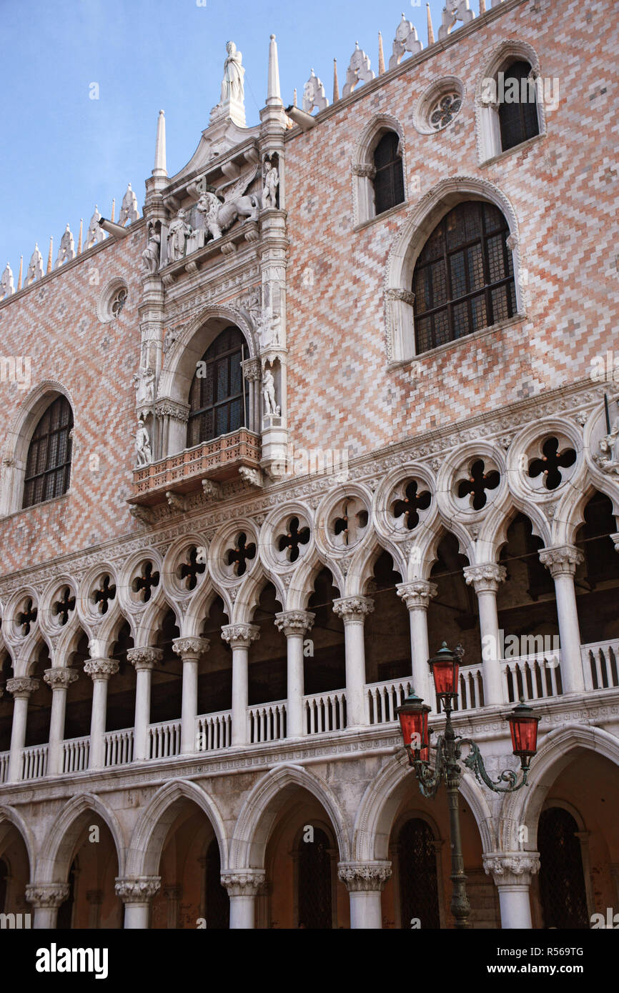 Detalle de cerca de los arcos exteriores del Palazzo Ducale, Piazzetta San Marco, Venecia Foto de stock