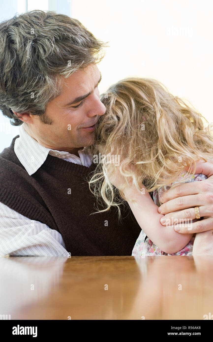 Padre consolando a su hija Foto de stock