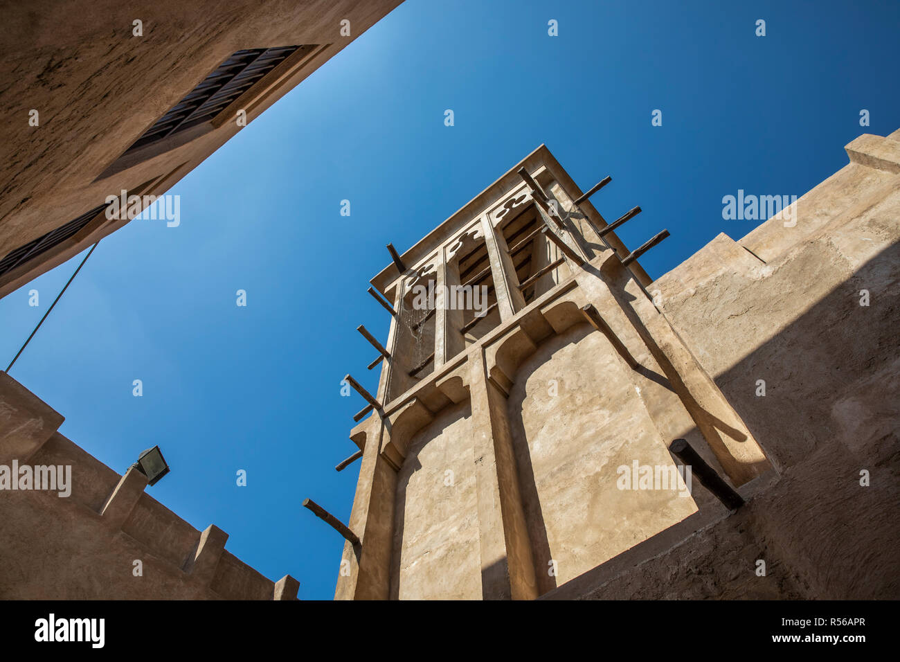 Torre Eólica tradicional de la antigua casa de los Emiratos tradicional en Al Seef Dubai Foto de stock