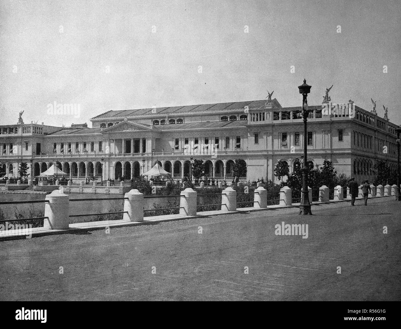 Edificio en el territorio de la Exposición Mundial de 1893, el histórico palacio de mujeres fotografía monocromo, Chicago, EE.UU. Foto de stock