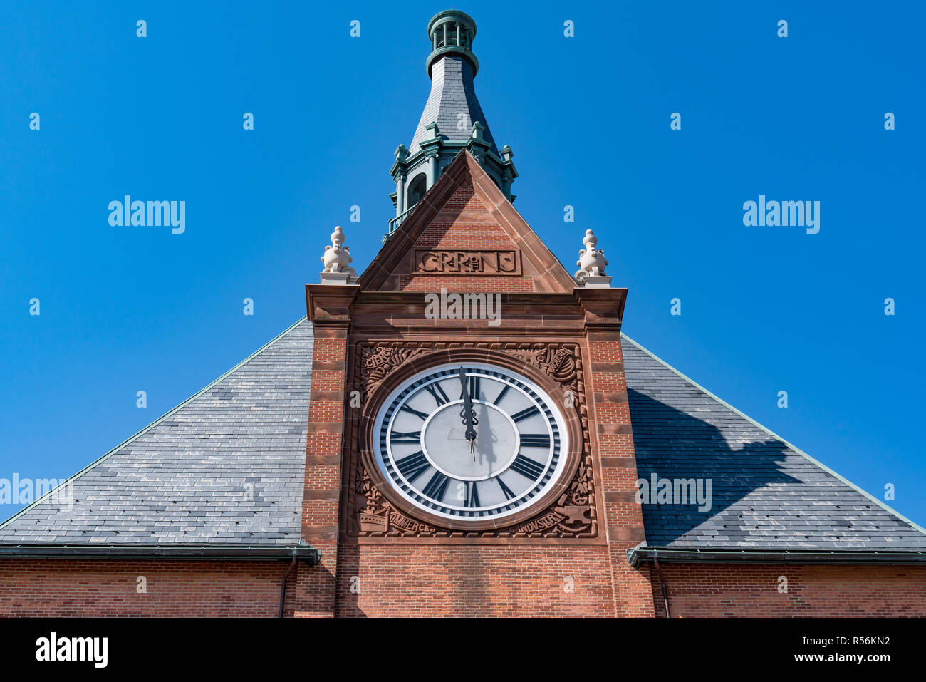JERSEY City, NJ - Septiembre 29, 2018: la Torre del Reloj de la estación de tren central de Nueva Jersey Terminal en Liberty State Park Foto de stock