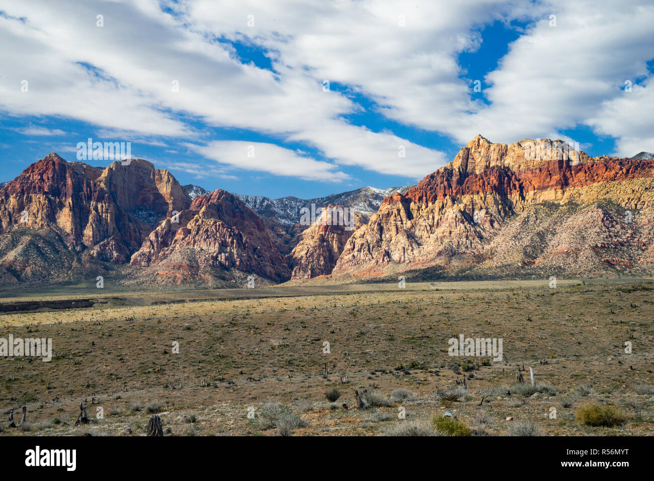 Montañas a lo largo de Conservación Nacional de Red Rock Canyon al oeste de Las Vegas, Nevada. Foto de stock