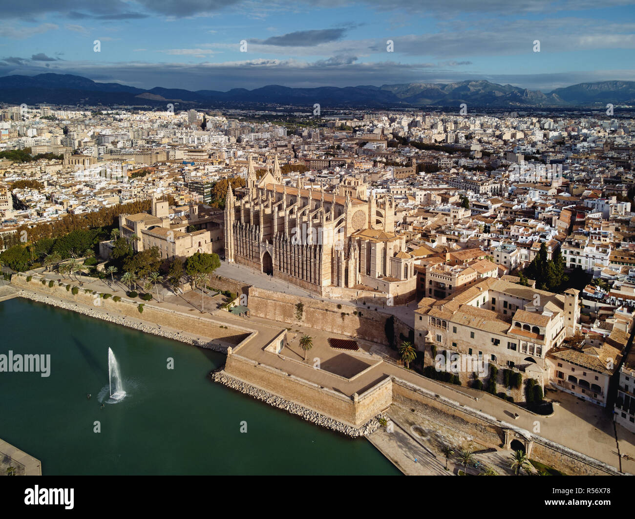 Por encima de la antena drone ver la Catedral de Palma de Mallorca fue  construido sobre un acantilado que sube del mar. Panorama pintoresco  paisaje de Mallorca España Fotografía de stock -
