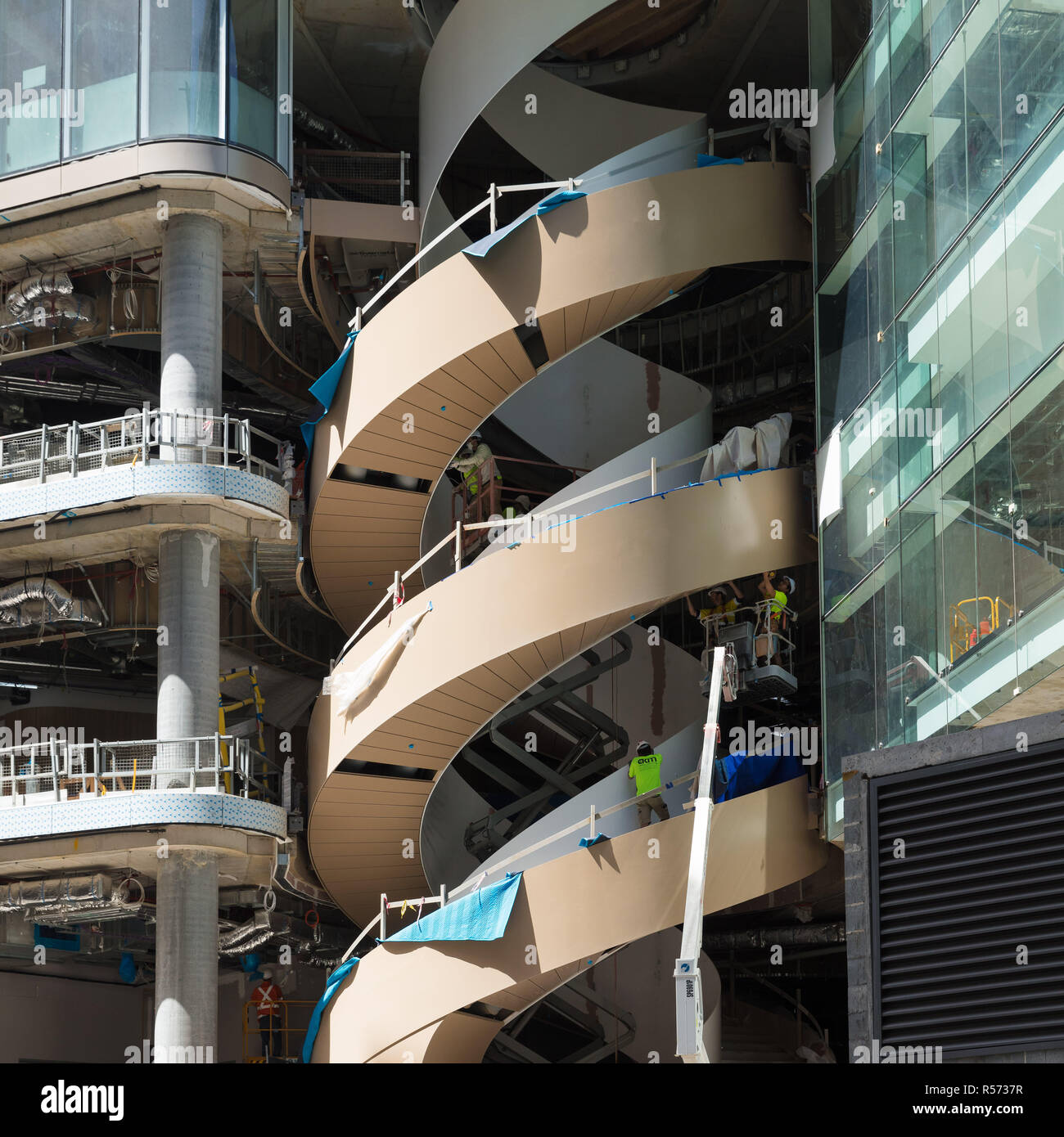 Una escalera de doble hélice, un importante elemento arquitectónico, está instalado en el nuevo edificio de la Universidad Central de UTS en Sydney Foto de stock