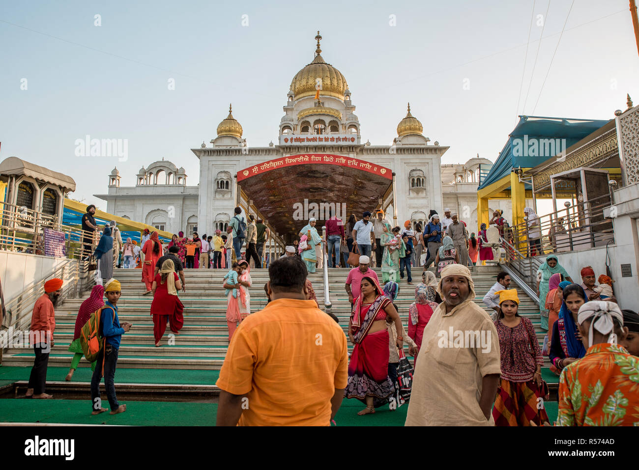 Los creyentes en el Gurudwara Bangla Sahib casa de culto sij, Delhi, India Foto de stock