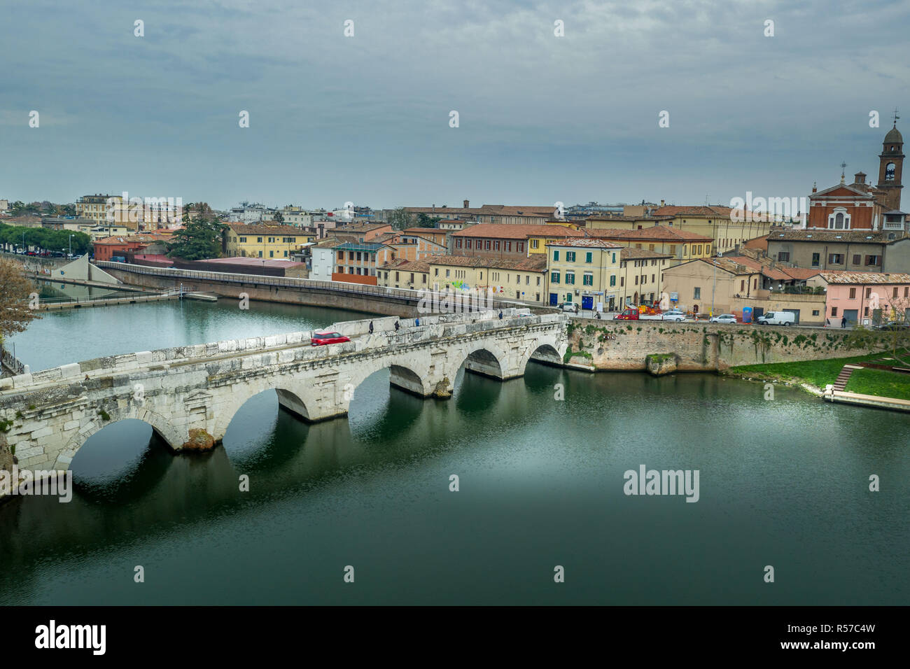 Vista aérea de la playa de la ciudad adriática de Rimini en el invierno con el antiguo puente de Tiberio, Malatesta Sismondo castillo y el ayuntamiento gótico Foto de stock