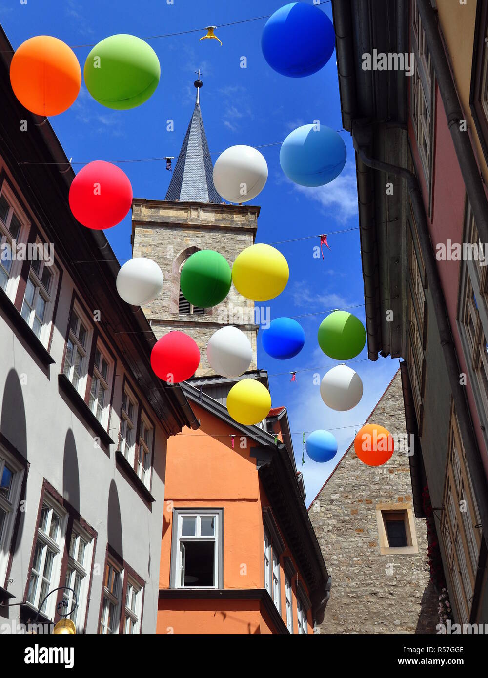 KrÃ¤merbrÃ¼cke histórico, decorado con globos de colores para krÃ¤merbrÃ¼ckenfest Foto de stock