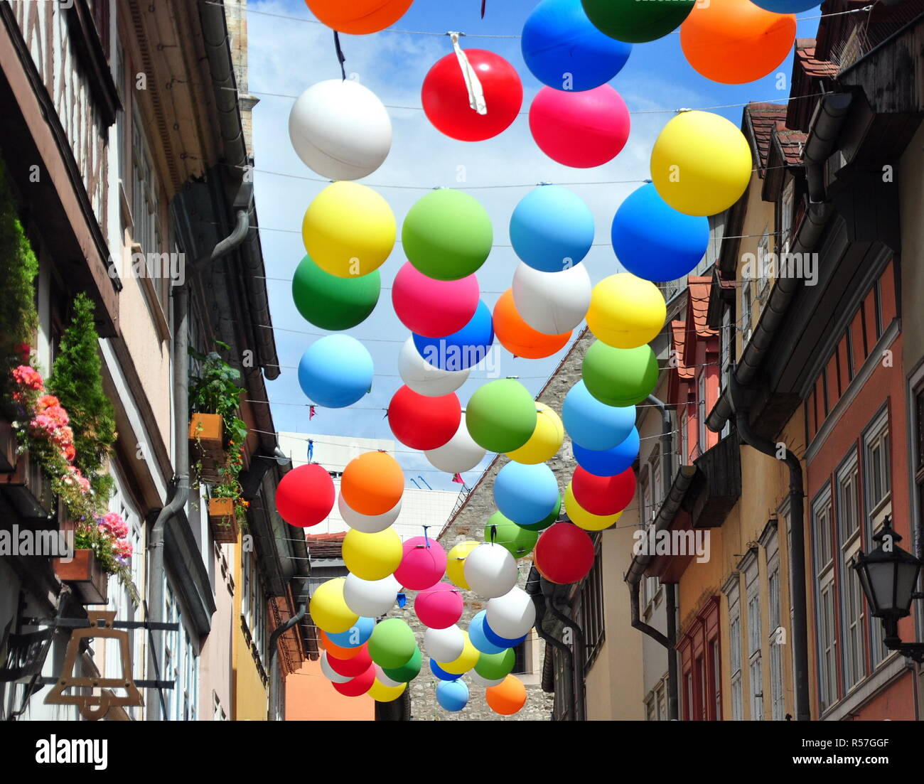 KrÃ¤merbrÃ¼cke histórico, decorado con globos de colores para krÃ¤merbrÃ¼ckenfest Foto de stock