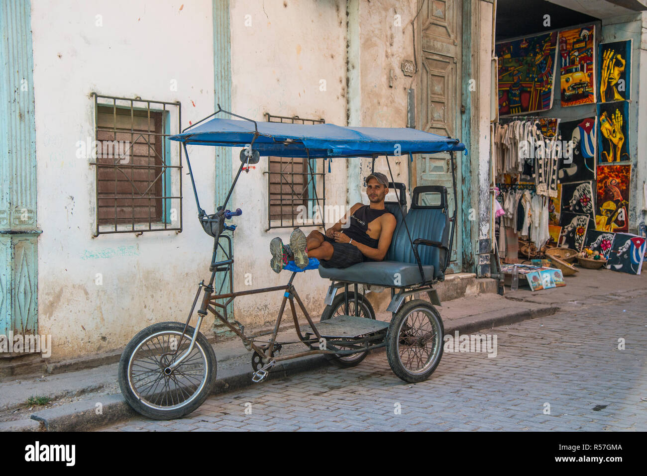 Bicicleta en La Habana richshaw cerca tienda turística Foto de stock