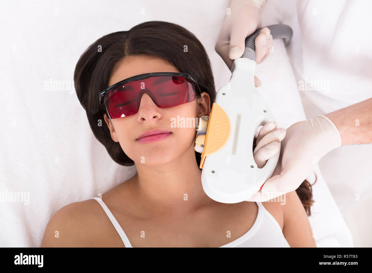 Tratamiento de depilación láser en el mentón de la mujer Fotografía de  stock - Alamy