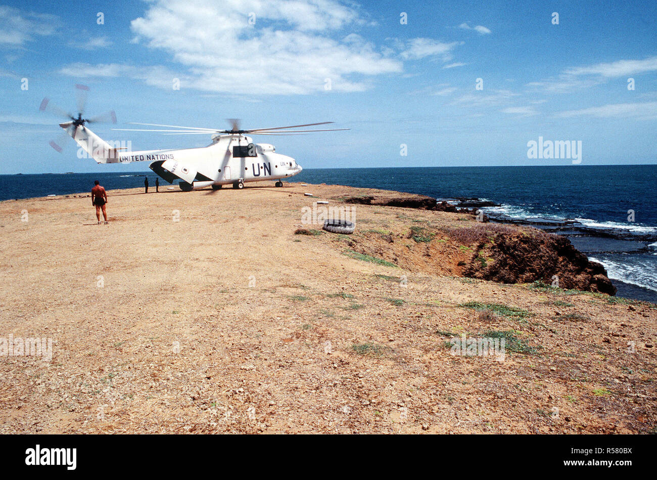 1993 - Un ruso hizo Halo helicóptero Mi-26 en las costas de Kismayo, en Somalia. El Mi-26 Halo es utilizado para transportar personal y suministros a zonas fuera de Mogadishu durante el funcionamiento continúe la esperanza. Foto de stock