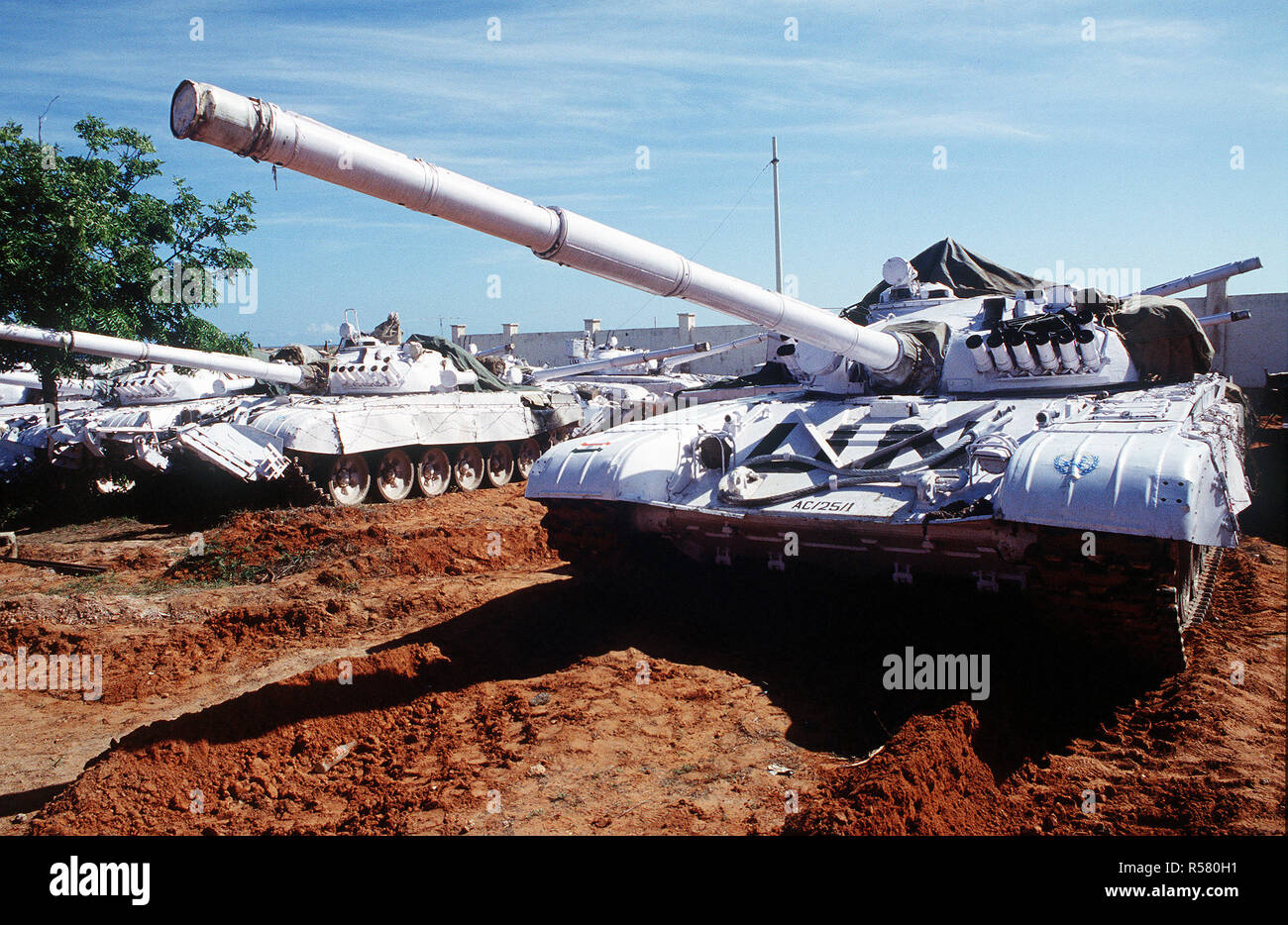 1993 - en los tanques de las Naciones Unidas compuesto belga en Kismayo, Somalia. Las fuerzas de la ONU en Somalia en apoyo de la operación continúan la esperanza. Vista frontal de un tanque de combate T-72 con marcas de la ONU. Foto de stock