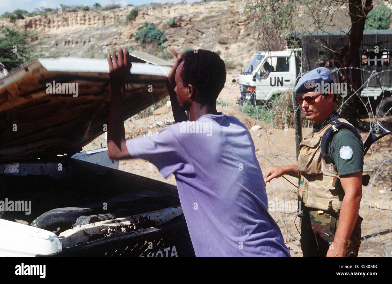 Un soldado belga realiza una comprobación de seguridad en un vehículo tratando de entrar en el recinto en Kismayo. El contingente belga es parte de las fuerzas de las Naciones Unidas en Somalia en apoyo de la operación continúan la esperanza. Foto de stock