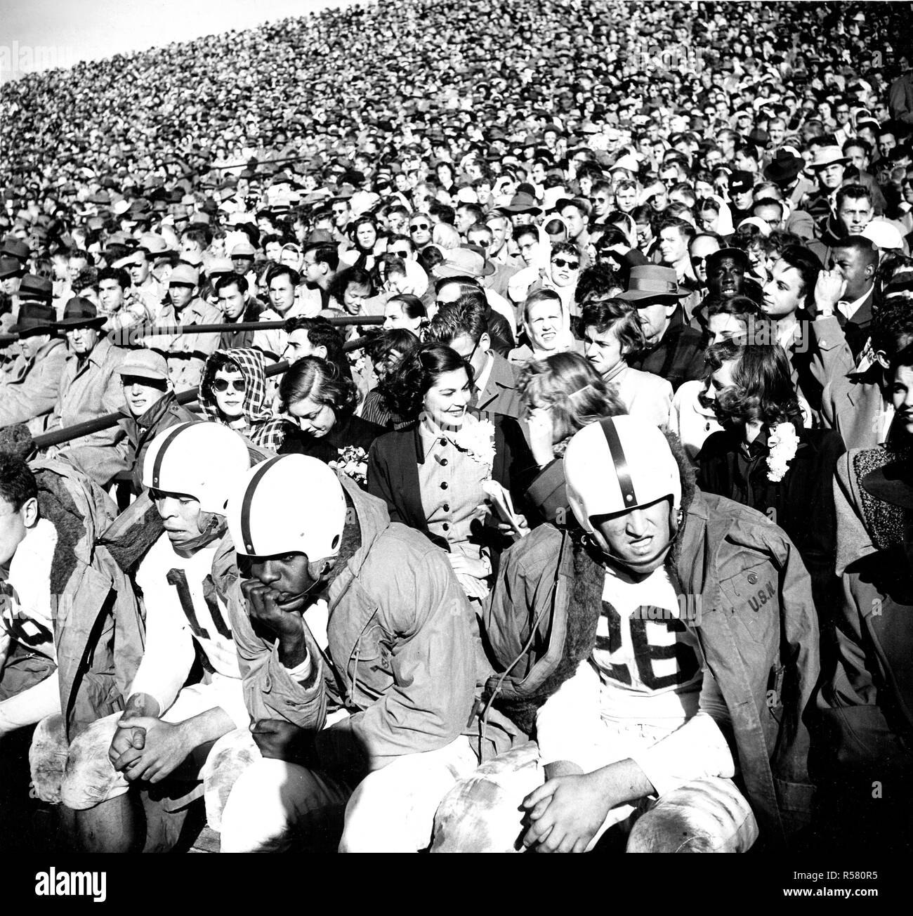 Mayo 1950 - Vista de multitud de Fútbol y los jugadores en el banco durante el juego Foto de stock