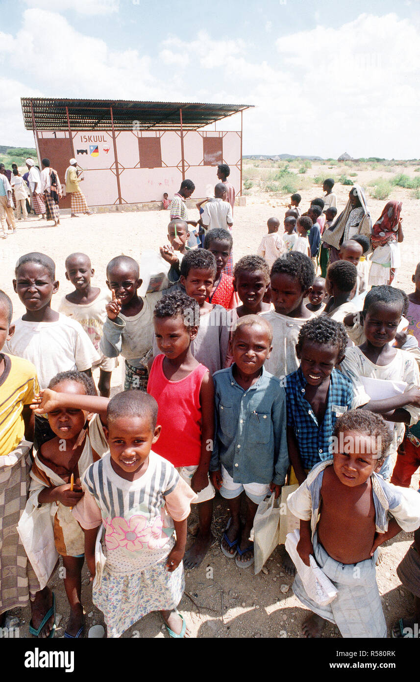 1993 - Los niños se reúnen fuera de una casa escuela en Belet Uen, Somalia, que fue construido por los alemanes para los niños de Belet Uen. Foto de stock