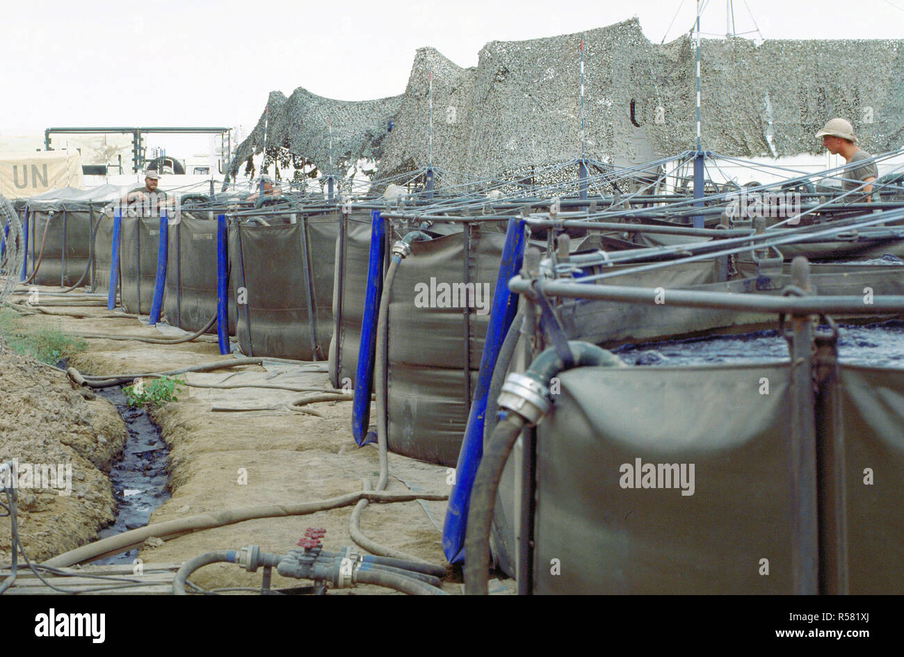 1993 - ALEMÁN Sistema de purificación de agua en Belet Weyne. Los alemanes están en Somalia en apoyo de la operación continúan la esperanza. Foto de stock