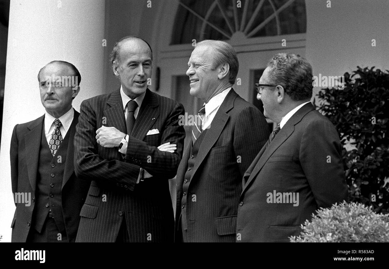 1976, 17 de mayo - Gerald R. Ford, Valery Giscard d'Estaing, Henry Kissinger,  Jean Sauvagnargues - como grupo permanente, entre columnas - Visita de  Estado del presidente francés Valery Giscard d'Estaing Fotografía