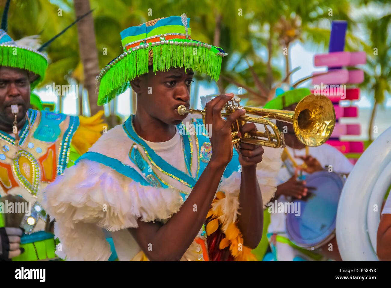 Freeport Bahamas - Septiembre 22, 2011: bailarines vestidos con trajes  tradicionales actuando en un festival de Junkanoo tocando una trompeta en  Freeport, B Fotografía de stock - Alamy