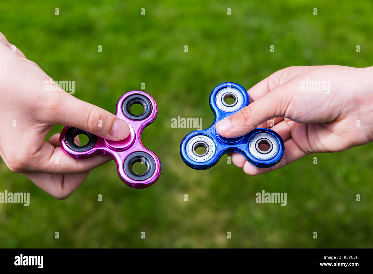 Fidget spinners craze fotografías e imágenes de alta resolución - Alamy