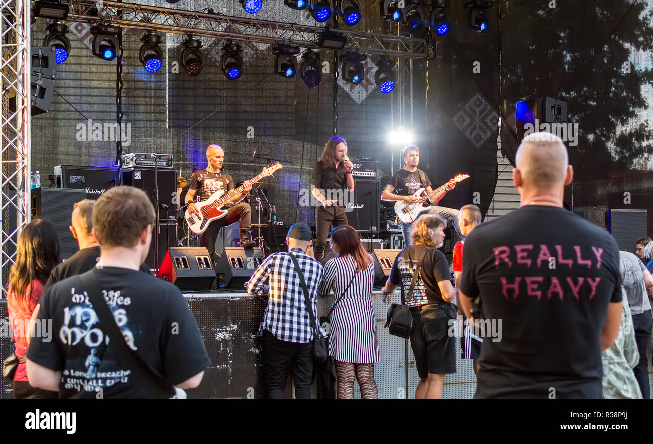 Jekabpils, Letonia - Agosto 4, 2018: la banda de metal Italiano Metalshow Egosystema rindiendo al Aire Libre festival en Letonia. Foto de stock