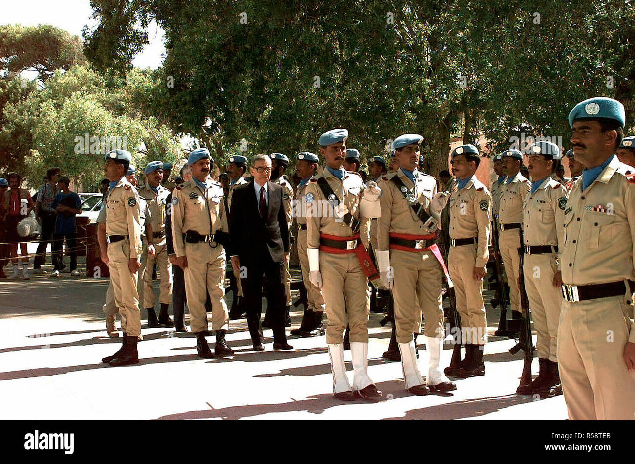 Secretario de las Naciones Unidas Boutros Boutros-Ghali GEN comentarios tropas pakistaníes en formación en el aeropuerto de Mogadishu. El Secretario General está en Somalia para reuniones y sesiones informativas sobre la operación Restaurar la esperanza. Foto de stock