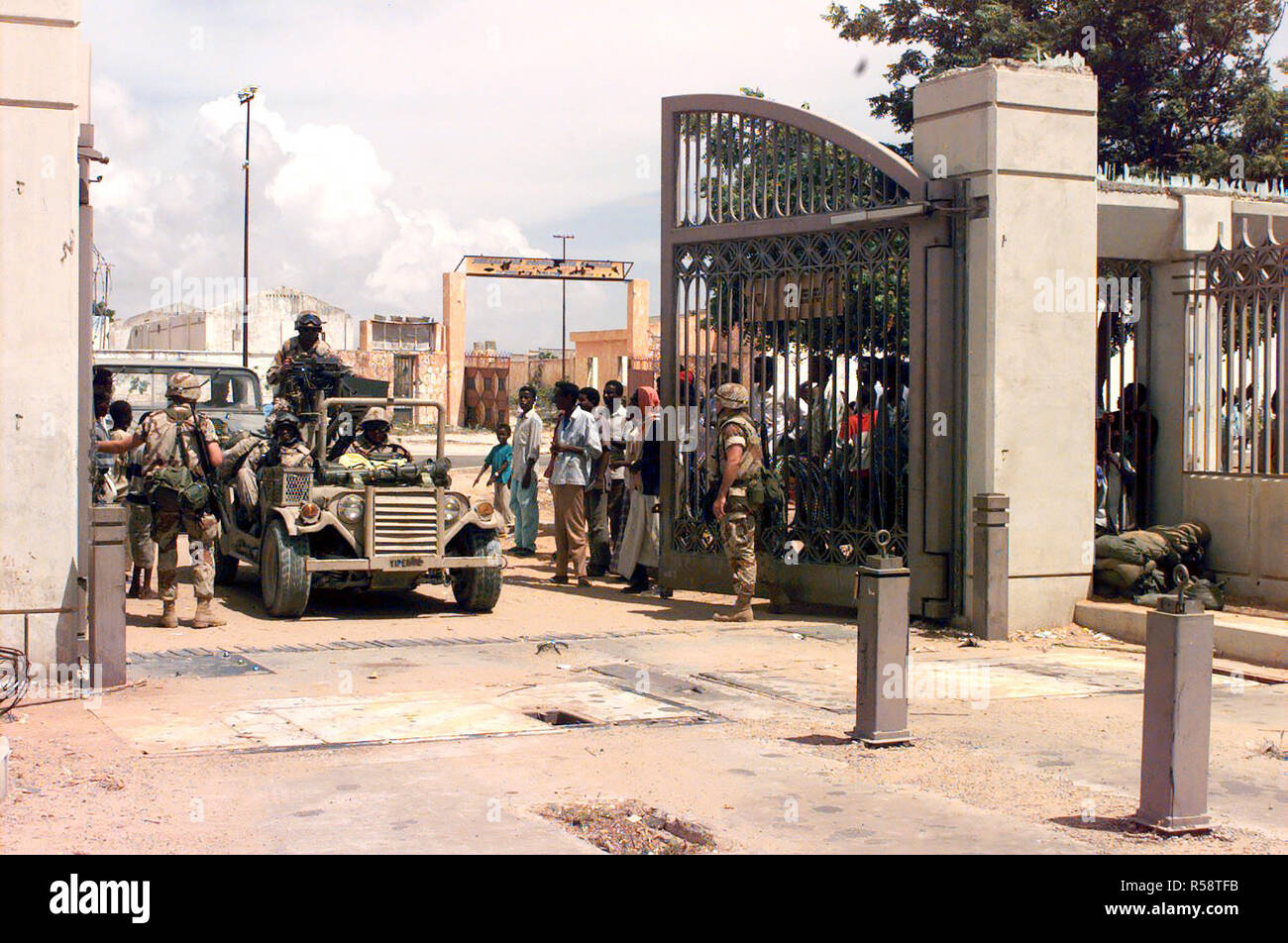 1992 - US Marines entrar la puerta principal en el recinto de la embajada en Mogadishu, Somalia Foto de stock