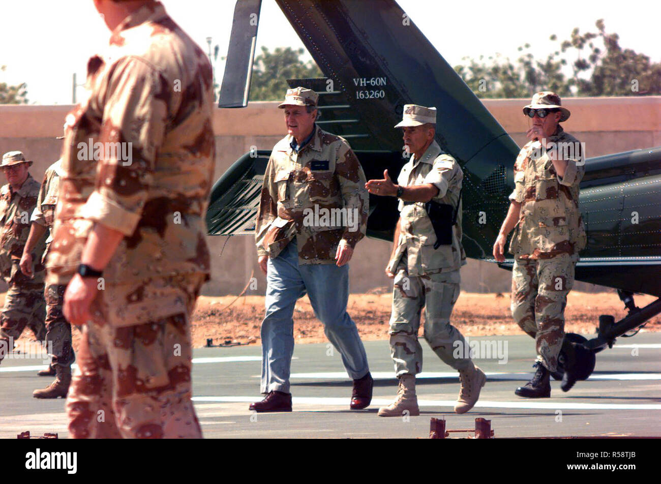 1992 - El presidente George Bush es saludado por el US Marine Corps Gen. Robert B. Johnston, comandante de la Fuerza de Tarea Conjunta, su llegada al recinto de la Embajada Americana. Foto de stock