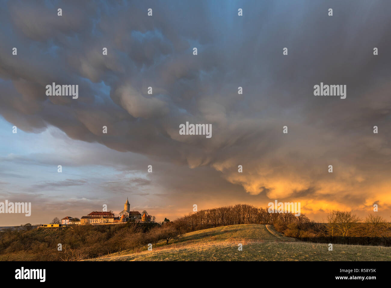 Leuchtenburg, tormenta, Mammatus nubes, puesta de sol, Turingia, Alemania Foto de stock