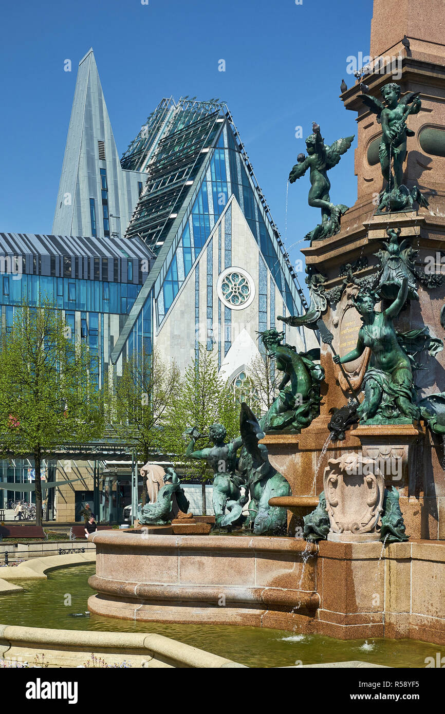 Augustusplatz con nuevos y el Augusteum Mendebrunnen, Leipzig, Sajonia, Alemania Foto de stock