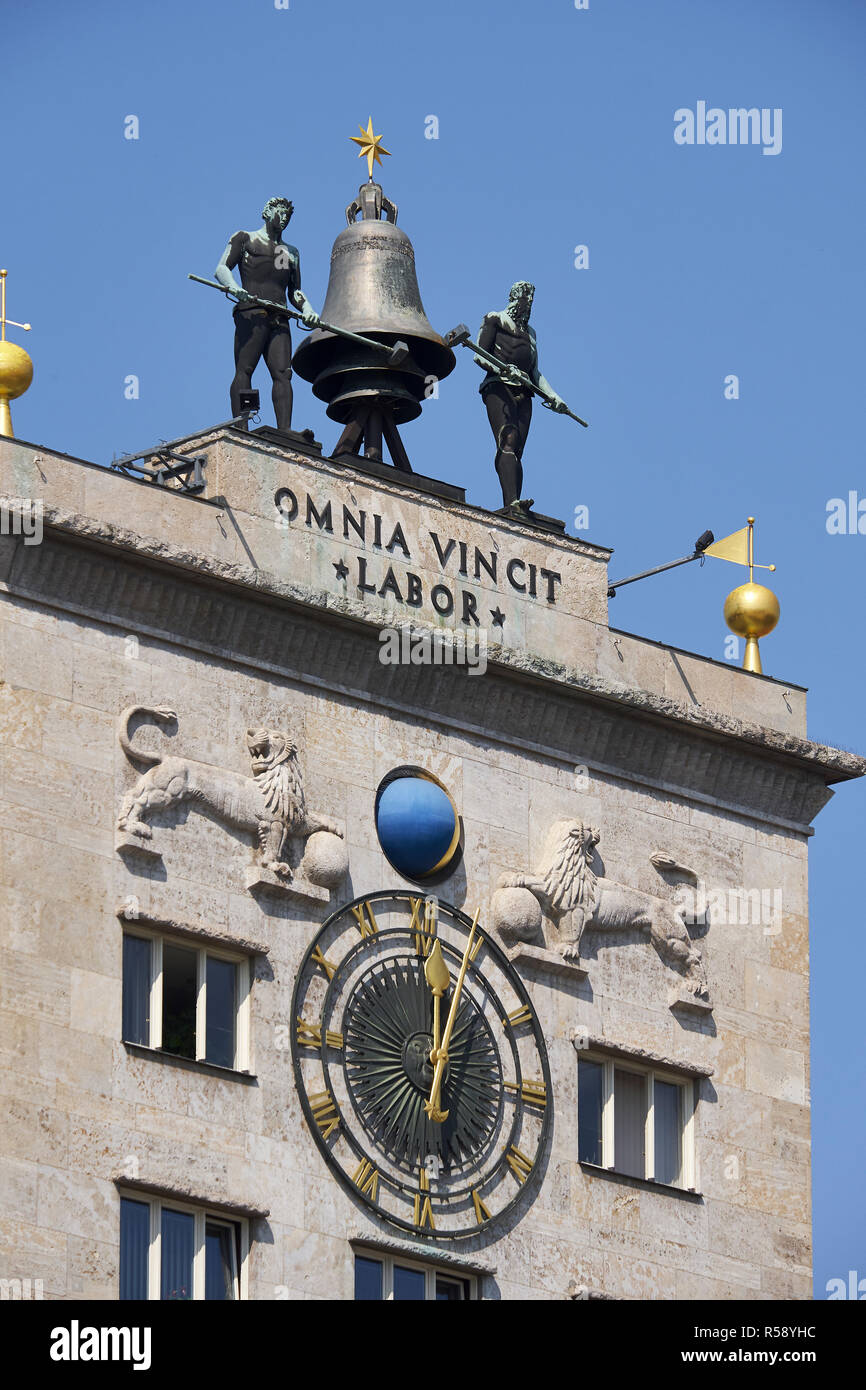 Krochhochhaus (1927/28), reloj con fases de la luna, campanas en Augustusplatz, Leipzig, Sajonia, Alemania Foto de stock