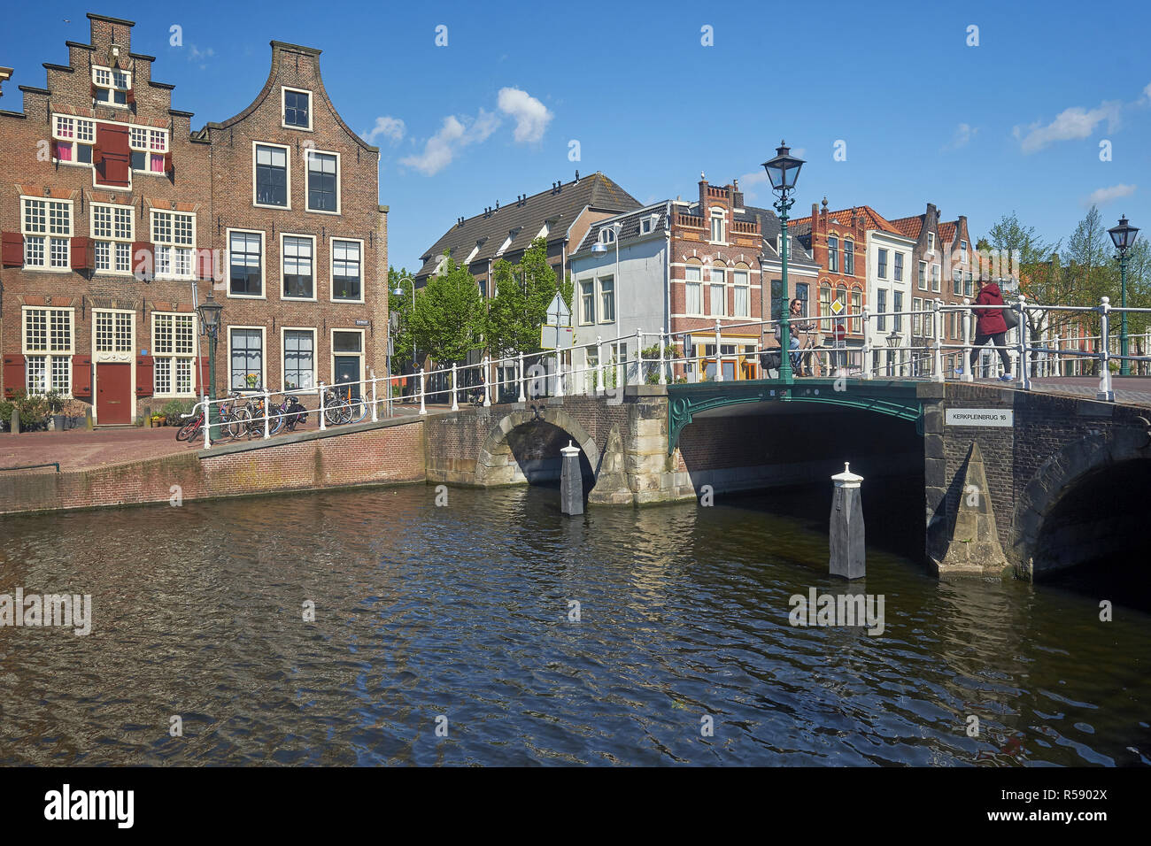 En Herengracht Kerkpleinbrug en Leiden, Holanda Meridional, Países Bajos Foto de stock