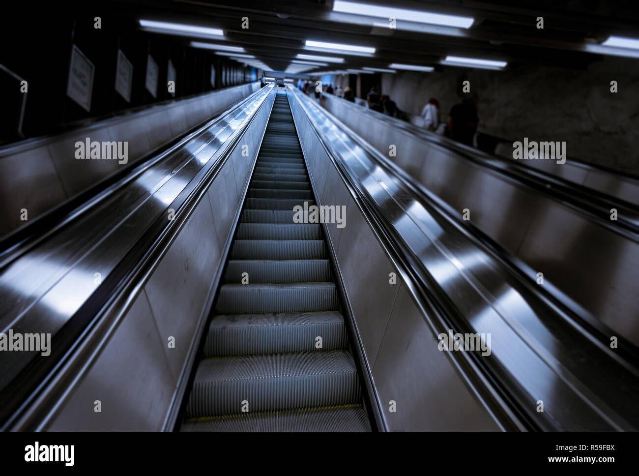 La gente en la estación de metro de Estocolmo, Suecia, Europa Foto de stock