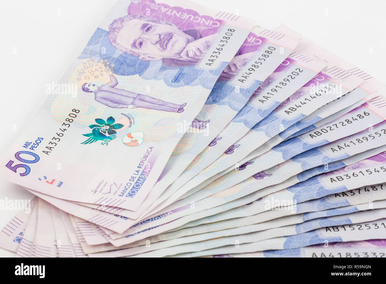 Fajo de billetes de cincuenta mil pesos colombianos Fotografía de stock -  Alamy