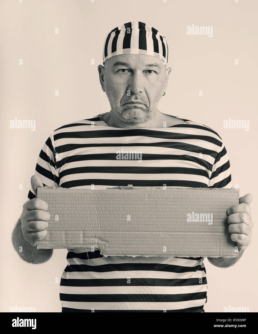 Retrato de un hombre preso en la cárcel disfrazada en estilo retro Foto de stock